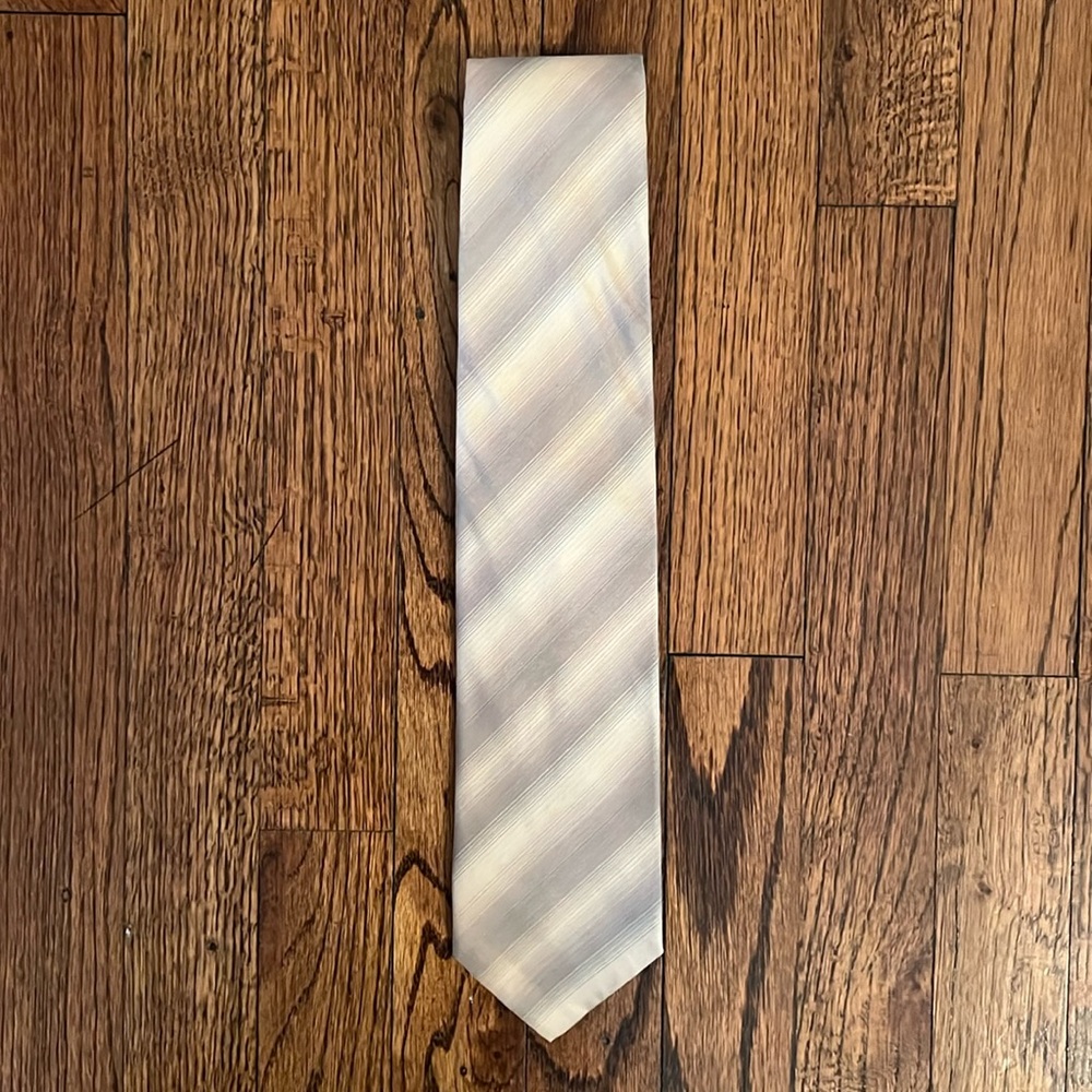 Hugo Boss Men’s Grey & Cream Striped Silk Neck Tie. Excellent condition